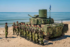 スウェーデン国防軍のCV 9040 AAV対空自走砲要員にNATOメダルを授与！