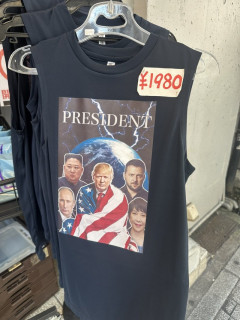 外国人「秋葉原でイカれたTシャツを見てつい買ってしまった…」