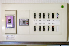 X民「電気屋って、なんで人ん家の分電盤に許可なく油性ペンで印つけんの？嫌な気持ちになるんだが」