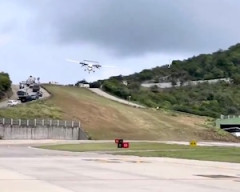 【動画】直前の丘を舐めるようなすんごい角度で滑走路に突っ込む飛行機。