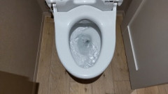 出産女性「赤ちゃん、生きたままトイレに流れた。涙が止まらない」