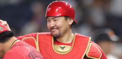 新井「広島の監督辞めさせてください」広島「ダメです」會澤「戦力になってないので引退させてください」広島「ダメです」