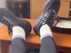 私が机の上に足を乗せて座っていた。するるん♪ → 彼は優雅にこうします…