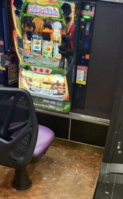【画像】またしてもパチ屋で台が破壊される