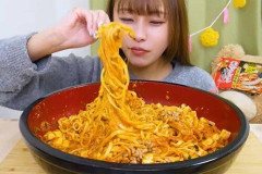 【悲報】世間「大食いがYoutubeで禁止になる！いやー！」ワイ「収益化しなければよくない？」