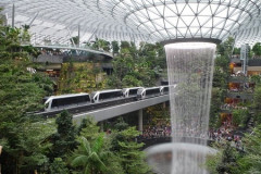 シンガポールの空港、金をかけすぎて訳がわからなくなる