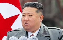 【画像あり】東武東上線内に”顔に紙袋をかぶり、金正恩が印刷された紙を窓にかかげる”不審者出現