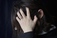 「てんかん」で倒れた女性を助けた男性、警察に「強制わいせつ罪」を言い渡されてしまった結果⇒！！！