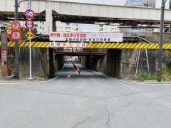 【悲報】45歳教員の運転する部活バス、『高さ制限バー』に気付かずに突っ込んだ結果・・・