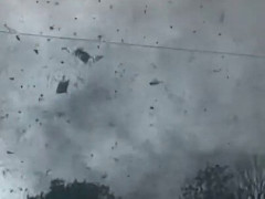 竜巻の渦が頭上まで伸び、破片が空一面に舞う距離で撮った映像「全体を見るのにズームアウトが要るなら近すぎ」【海外の反応】