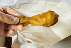 【画像】チキン食う時にビニール手袋する奴ｗｗｗｗｗｗ
