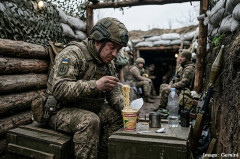 塹壕のウクライナ兵が日本のカップ麺に救われた夜、レビューが人気の訳！