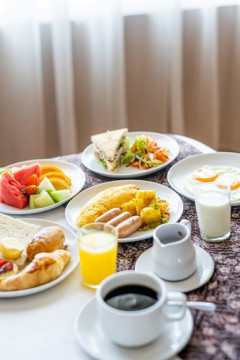 朝食バイキングで和食にオレンジジュースとか合わせちゃうでしょ