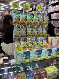 【画像】ポケモンカード、1パック2000円で販売される。 たかが紙切れがインフレしすぎる…