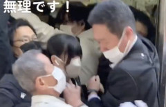 【衝撃】ジジイ、どさくさに紛れてJCに体を擦り付ける・・・