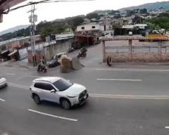 【動画】道路の地下埋設物が突然(ﾟoﾟ)バイク2台が間一髪のギリギリセーフだった事故。