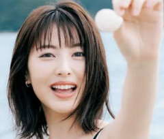 【画像】浜辺美波(26)さんの儚げな後ろ姿wwwwwwwwwww