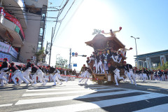 俺「決算前で忙しいから悪いけど休日出勤してほしい」岸和田在住の新人「その日だんじりやから無理です」俺 「いや、祭りと仕事どっちが大事なんだ」新人「祭り」　→　数日後に『若頭』から電話があって…,,,