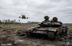 もはや戦車は不要？…ウクライナ軍、ドローンで戦闘用地上ロボットを戦場にロシア軍陣地の後方に投下し攻撃！