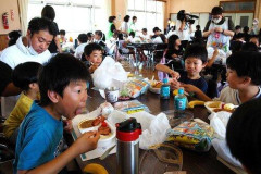 【困惑】天才ワイ「子供食堂みたいな場所でおじさんが金払ってJCと一緒に食事すればWIN-WIN-WINなのでは？」・・・・・・・・・