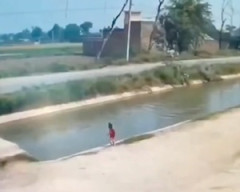【動画】これは英雄。水路に流されていた幼児の命を救った男たち。