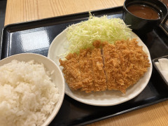 トンカツ屋「定食のキャベツの千切りおかわり無料です！」←こいつ