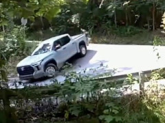内側がガクンと落ちた曲がり角で車が次々と底を擦る「この道を設計したやつ、2軒隣で修理工場やってる」【海外の反応】