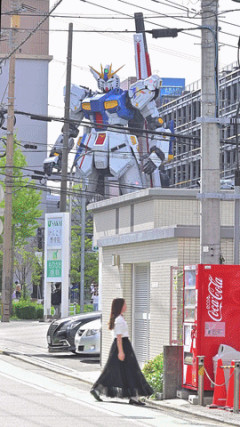 韓国人「住宅街の路地裏にそびえ立つ実物大のガンダム像がマジでヤバい‥」→「日本でしかあり得ない日常‥（ﾌﾞﾙﾌﾞﾙ」