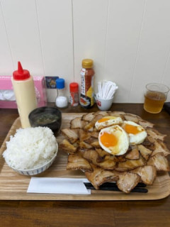【画像】チャーシューエッグ定食(1200円)ご飯・味噌汁おかわり自由