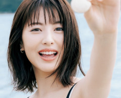 【悲報】浜辺美波さん、心配なレベルまで痩せ細ってしまう