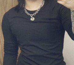 【朗報】エチエチボーイッシュ女子、服を捲り上げてお乳を大開示www