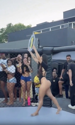 【動画】南米さん、ラウンドガールにとんでもない服装をさせてしまう・・・