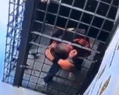 【動画】極めて狭い鉄格子をくぐり抜けて留置所から脱走した男。