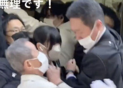 【悲報】ジジイ、どさくさに紛れてJCに体を擦り付ける・・・