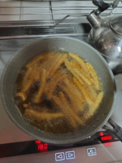 唐揚げ作ってる
