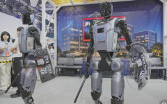 【中国】治安維持向けロボット開発　警棒や盾装備し威圧感、試験運用「ロボットに殴られる時代が来た」