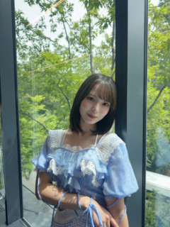 【画像】渡辺莉奈さん、腹チラを意識して隠してしまう
