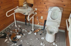 【ひでぇ】長野県駒ヶ根市の5か所の公衆トイレ、何者かにバキバキに破壊されているのが見つかる…市は被害届提出