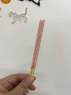 【画像】いちごポッキー、チョコが薄すぎてスケスケになってしまう