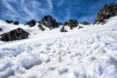 【速報】バックカントリースキーヤー、雪崩で下の登山者を巻き込んでしまった結果・・・