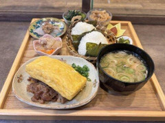 【画像】おにぎり食べ放題の無限おにぎり定食