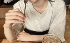 女性YouTuberが「裸エプロン」で料理作ると横乳がすごいことにwwww