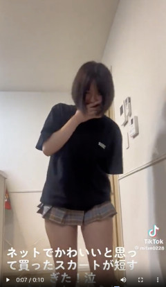 【動画】陰キャ女子さん、ネットでミニスカ購入→とんでもない丈の短さでやらかすｗｗｗ