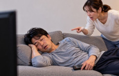 【夫婦】仕事で疲れてテレビ見ながらうたた寝してたら、嫁にベッドで寝ろと怒られたんだけど　怒ることか？