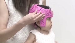 赤ちゃんに60万円の絶壁矯正ヘルメットをつけさせるルッキズムパパママが急増ｗｗｗｗｗｗ