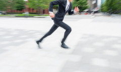 【究極の選択】限界を迎えた61歳男、『とんでもない場所』に突入してしまう！！