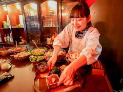 外国人「素敵なお店だね」Japanese Food Craftsmanが隠れたカレー店で料理を紹介してる