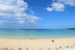 嫁が「高校時代の女友達2人と男1人で沖縄旅行したい」と言っている。どう思う？