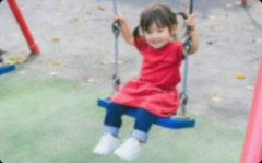 午後の商店街。見知らぬ幼稚園児「食べよー！」 父親「ダメ、たまにって言ったろ」→ すると幼稚園児が・・・