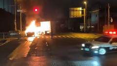 千葉市中央区の交差点で乗用車とトラックが正面衝突し乗用車は炎上　車内から性別不明の３人の遺体が見つかる。　乗用車を運転していた男性（１９）は命に別状なし（動画あり）